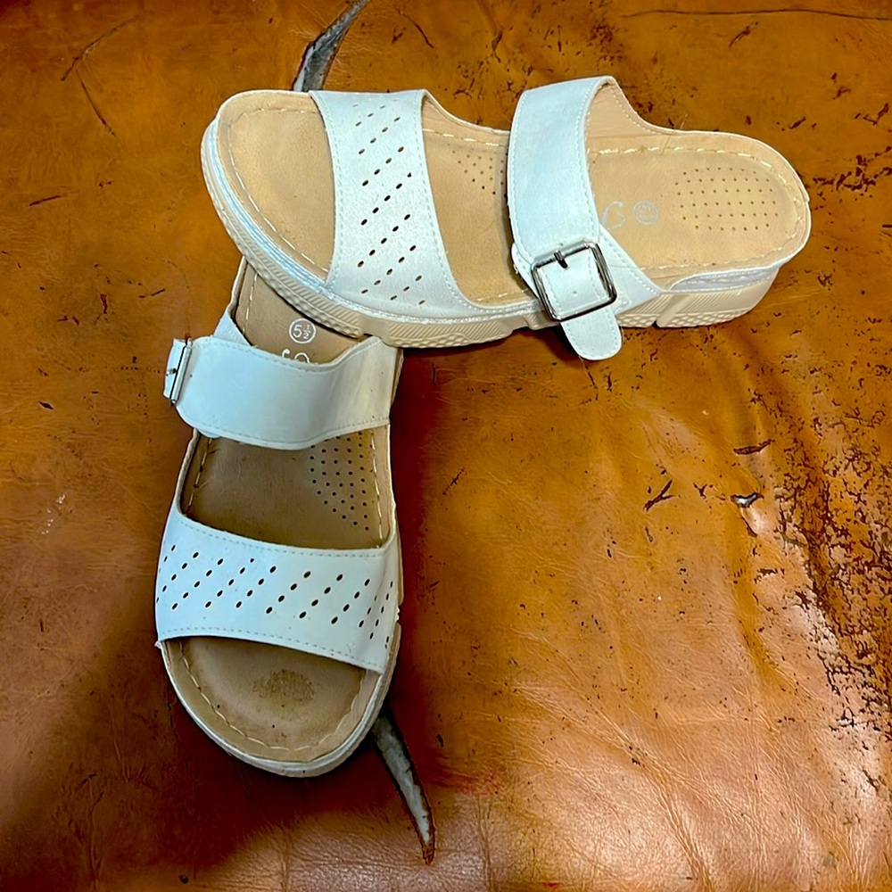 SUPER CUTE SANDALS